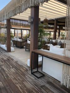 un restaurante con terraza de madera con columpios en Ain Sokhna 'Cosmopolitan'- Half-Board en Ain Sokhna