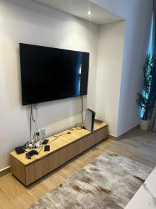 TV a/nebo společenská místnost v ubytování Luxury appartment Regina Tower JVC