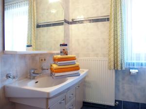 uma casa de banho com lavatório, espelho e toalhas em Bauernhof Ober em Birnbaum
