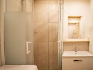 a bathroom with a shower and a sink at Moderne appartement 4 pers à Val Thorens avec WiFi et balcon - FR-1-637-37 in Val Thorens
