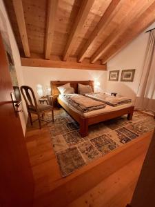 um quarto com uma cama, uma mesa e uma cadeira em The View em Flumserberg
