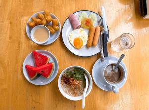 a table with plates of breakfast food on it at The leaf&pool kohlarn เดอะลีฟ&พลู ที่พักเกาะล้าน in Pattaya Central