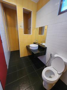 łazienka z toaletą i umywalką w obiekcie Hi-End Sriracha Resort & Hotel w mieście Ban Nong I Bu