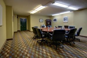 una sala de conferencias con una mesa grande y sillas en InTown Suites Extended Stay Marietta GA - Roswell Rd, en Marietta