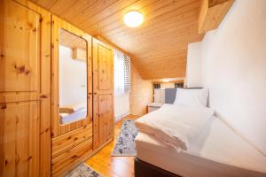 Habitación pequeña con cama y ventana en Landhaus Valtelas, en Sölden