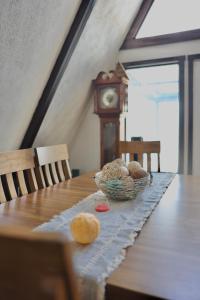 una mesa de madera con un tazón en la parte superior con un reloj en Escape in our Rain-Forest A-Frame Cabin-Retreat 1hour from The Pononos, en Harveys Lake