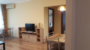 sala de estar con TV y mesa en The Best Location Accommodation, en Bucarest