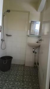 Ванна кімната в Mushroom apartment cibubur village by ruang senyum