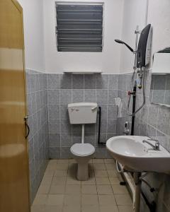 ein Bad mit einem WC und einem Waschbecken in der Unterkunft E3 Summer Homestay 夏之屋 in Kudat