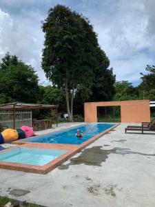 una gran piscina con una persona en ella en Langkawi Rouhi Retreats By VP, en Kuah