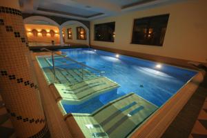 a large swimming pool in a building at Dwór Ostoia in Rymanów