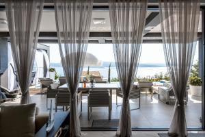 jadalnia z widokiem na ocean w obiekcie Villa Panorama w Crikvenicy