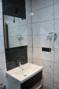 y baño con lavabo y espejo. en Arhavi Resort Otel, en Arhavi