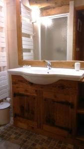 a bathroom with a sink and a mirror at La montagnarde des Sapins Blancs in Vacheresse