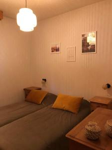 - une chambre avec un grand lit et 2 tables dans l'établissement Appartement cosy T3 4 à 6 pers avec Piscines Intérieure, Extérieure & Sauna à Samoëns en Haute-Savoie, à Samoëns