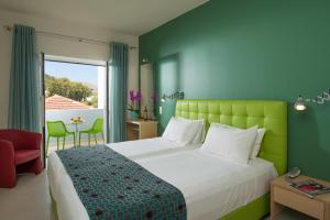 Tempat tidur dalam kamar di Corissia Beach hotel
