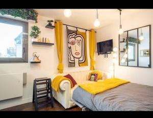 een slaapkamer met een bed met een schilderij aan de muur bij Appartement Coeur de Deauville charme absolu in Deauville