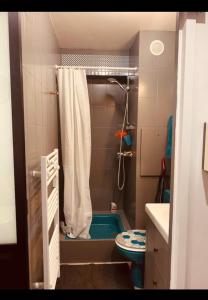 y baño con ducha, aseo y lavamanos. en Appartement Coeur de Deauville charme absolu, en Deauville