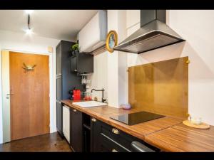 多維爾的住宿－Appartement Coeur de Deauville charme absolu，厨房配有木制台面和水槽