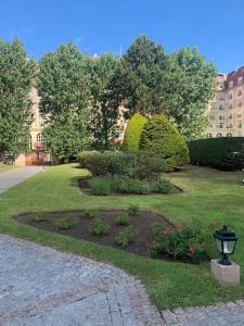 een tuin met struiken en een lamp in het gras bij Appartement Coeur de Deauville charme absolu in Deauville