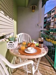 a table with a plate of food on a balcony at Apartamento en el centro de Alicante in Alicante