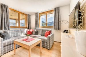 uma sala de estar com dois sofás e uma mesa em Appartements im Kirchberg by A-Appartments em Fontanella