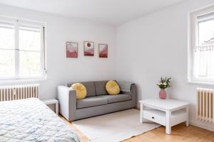 sala de estar con sofá y cama en West48 Gemütliches Apartment -Blick auf Blauen See en Duisburg