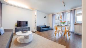 Televízia a/alebo spoločenská miestnosť v ubytovaní Apartamenty Sun&Snow Marina Primore