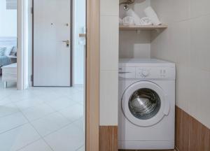 a kitchen with a washing machine in a room at Neos Marmaras Family Suite in Neos Marmaras