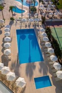 Bazén v ubytování Tsokkos Protaras Beach Hotel nebo v jeho okolí
