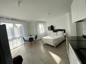 a bedroom with a bed and a table and chairs at Residence 4T - 33 Avenue Gaston Chauvin in Aulnay-sous-Bois