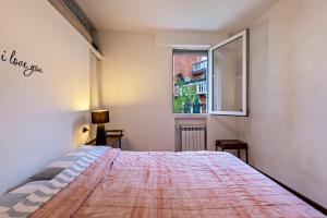 een slaapkamer met een bed en een raam bij Via Mocenigo in Venetië-Lido