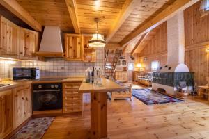 a kitchen with wooden cabinets and a stove at Chalet indipendente Mas Tarlenta nel Parco Nazionale dello Stelvio in Peio