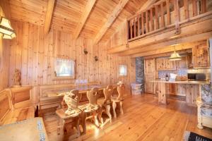 Kuchyňa alebo kuchynka v ubytovaní Chalet indipendente Mas Tarlenta nel Parco Nazionale dello Stelvio + 11 fotografií
