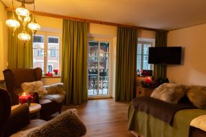 a living room with a couch and chairs and a window at I da Mitt in Hallstatt