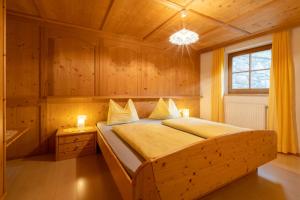 A bed or beds in a room at Grossgasteigerhof