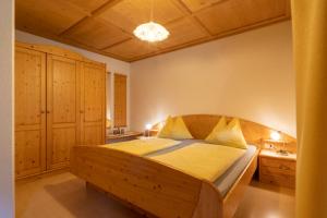 A bed or beds in a room at Grossgasteigerhof
