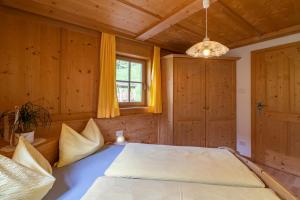 A bed or beds in a room at Grossgasteigerhof
