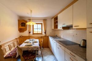 A kitchen or kitchenette at Grossgasteigerhof