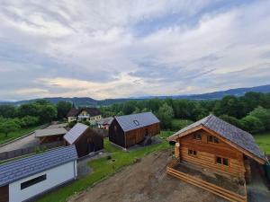 een luchtzicht op een boerderij met gebouwen en bomen bij Naturstammhaus-Blockhaus in Klagenfurt
