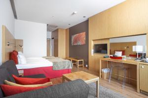 a hotel room with a bed and a desk at Hotel Levi Panorama in Levi