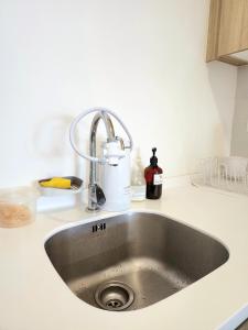 Timeless, 3BR Cityview by WStay @ Tropicana 218 Macalister في جورج تاون: طاولة مطبخ مع حوض في مطبخ