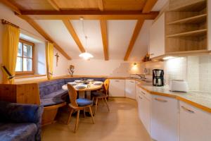 A kitchen or kitchenette at Grossgasteigerhof