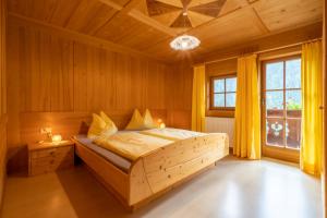 A bed or beds in a room at Grossgasteigerhof