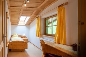 A bed or beds in a room at Grossgasteigerhof