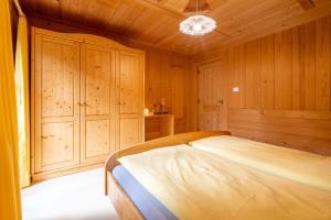 A bed or beds in a room at Grossgasteigerhof