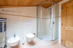 A bathroom at Grossgasteigerhof