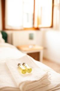 un par de zapatillas de oro sentadas encima de una cama en Erbe Canal View Private House, en Venecia