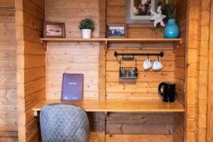 drewniany mur z biurkiem i krzesłem w obiekcie Farmhotel Efstidalur w mieście Laugarvatn