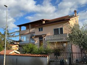 una casa con una valla delante de ella en VillaRussoRoma, en Roma